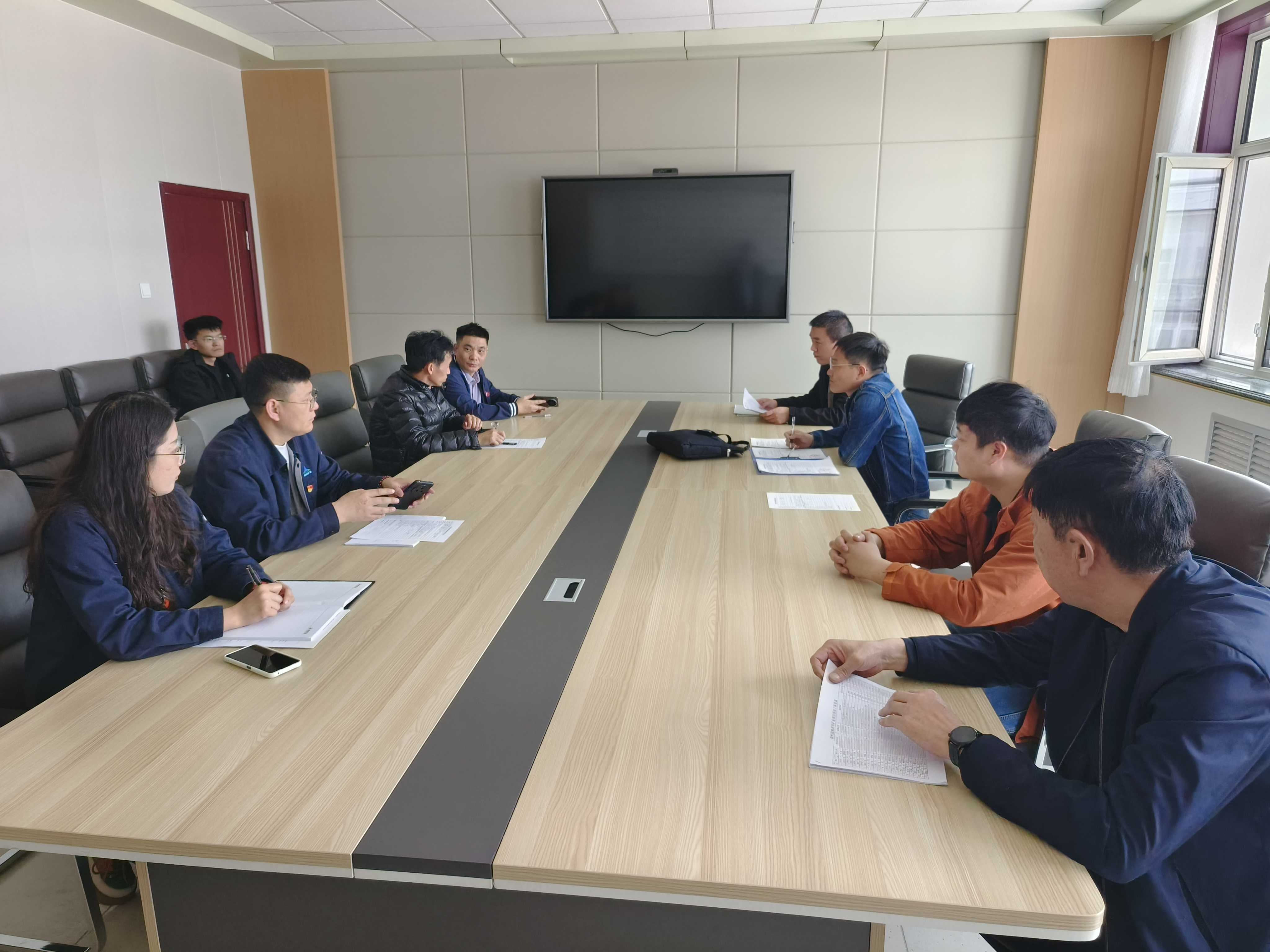 座谈会.jpg